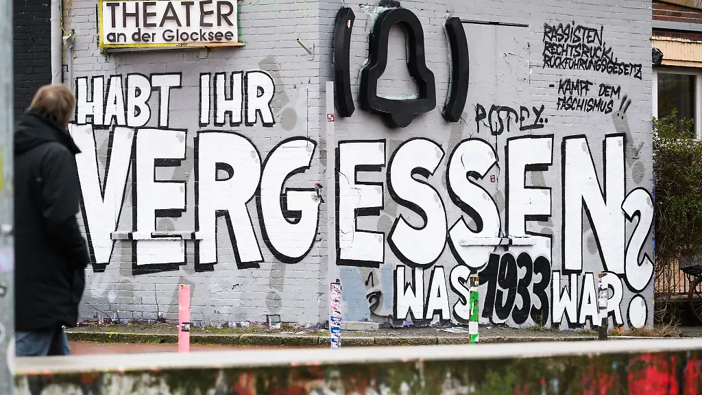Ein-Graffiti-mit-dem-Schriftzug-Habt-ihr-vergessen-was-1933-war-seht-auf-einer-Wand