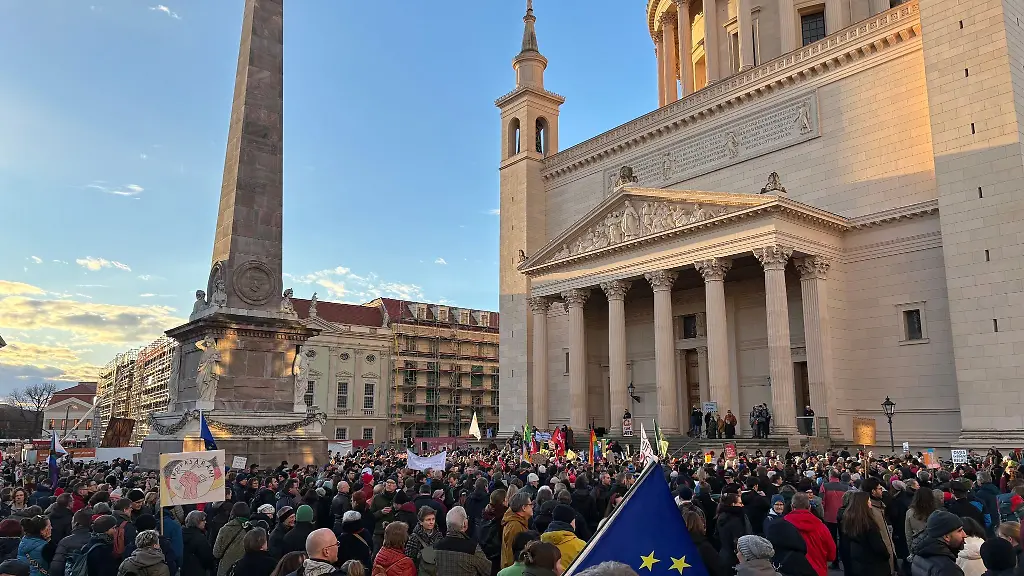 Mehrere-hundert-Menschen-haben-in-Potsdam-gegen-Rechtsextremismus-demonstriert