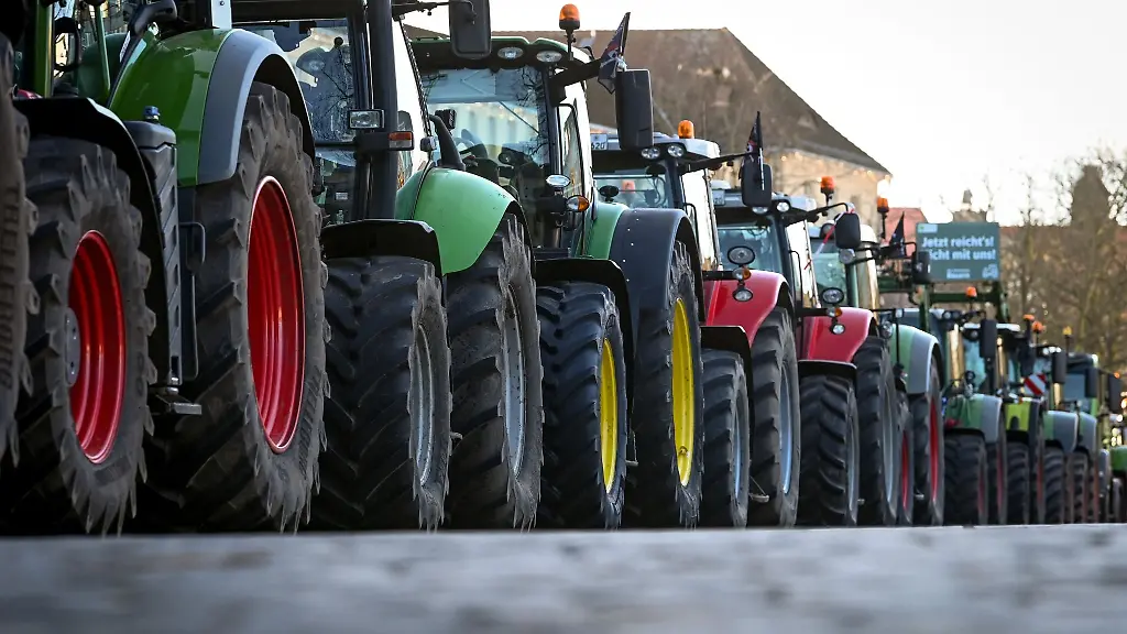 Traktoren-stehen-aus-Protest-auf-einer-Strasse