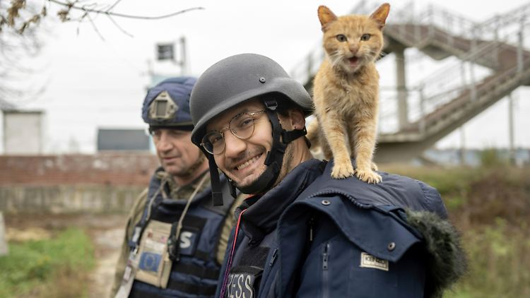 Arman Soldin lächelt im November 2022 in der Ukraine in die Kamera.