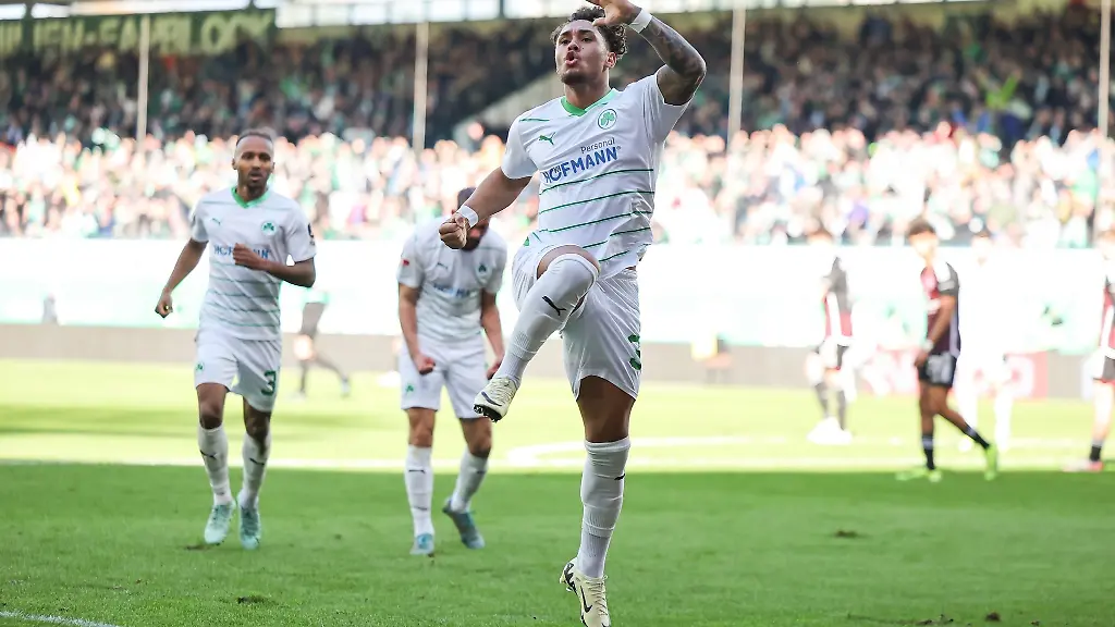Fuerths-Armindo-Sieb-vorne-jubelt-ueber-seinen-Treffer-zum-1-1