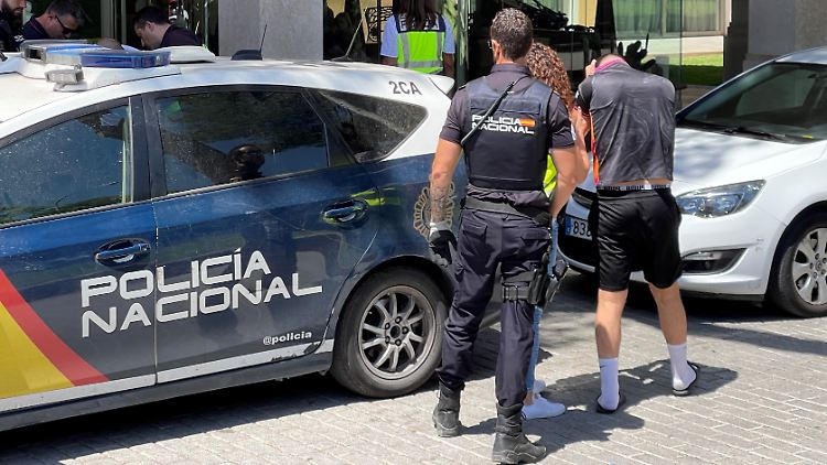 Mehrere Deutsche sollen eine 20-Jährige aus Deutschland vergewaltigt haben.