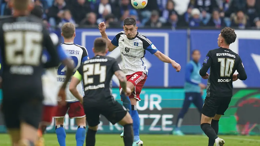 Hamburgs-Dennis-Hadzikadunic-2-v-r-und-Elversbergs-Jannik-Rochelt-r-und-Luca-Schnellbacher-3-v-r-kaempfen-um-den-Ball