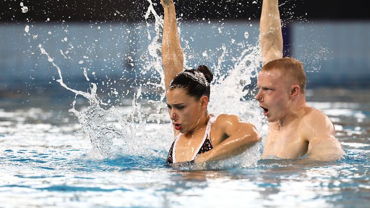 Nun tanzt Frithjof Seidel zusammen mit Michelle Zimmer durchs Wasser.