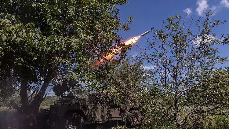 Eine ukrainische Einheit feuert bei Bachmut auf russische Stellungen.