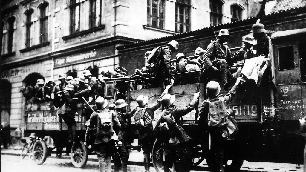 Das-Bild-vom-09-11-1923-zeigt-die-Ankunft-von-SA-Truppen-aus-dem-Umland-vor-dem-Buergerbraeukeller-in-Muenchen-waehrend-des-sogenannten-Hitler-Putschs