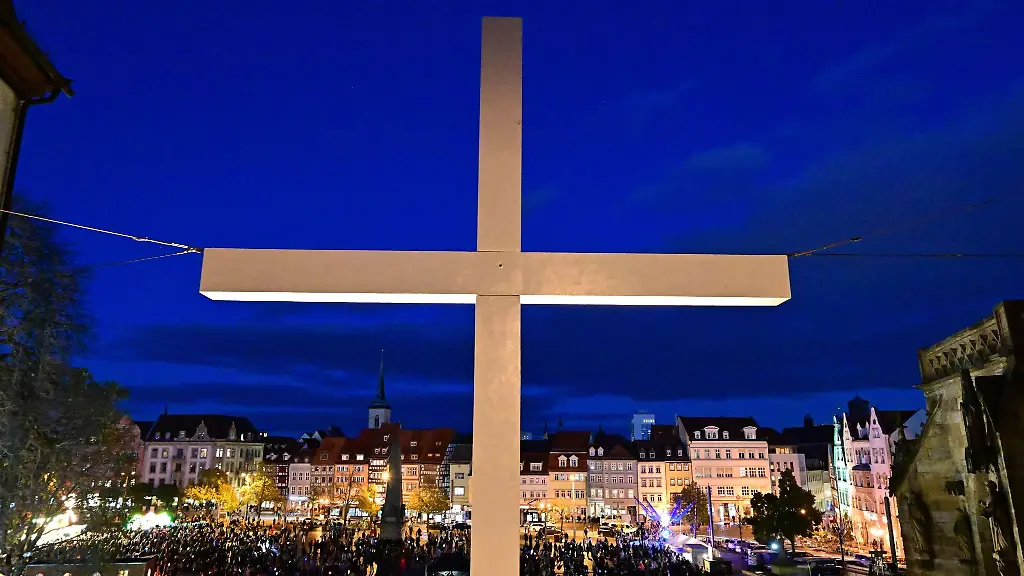 Teilnehmer-beim-oekumenischen-Martinsfest-stehen-auf-dem-Erfurter-Domplatz