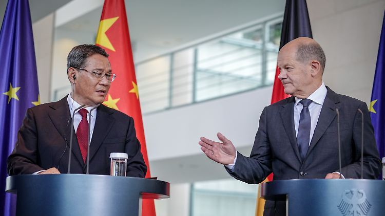 Chinas Premier Li Qiang (l.) ist seit Wochen auf diplomatischer Tournee, um Washington und Berlin von ihrem "De-Risking"-Kurs abzubringen. Hier mit Bundeskanzler Olaf Scholz Ende Juni.