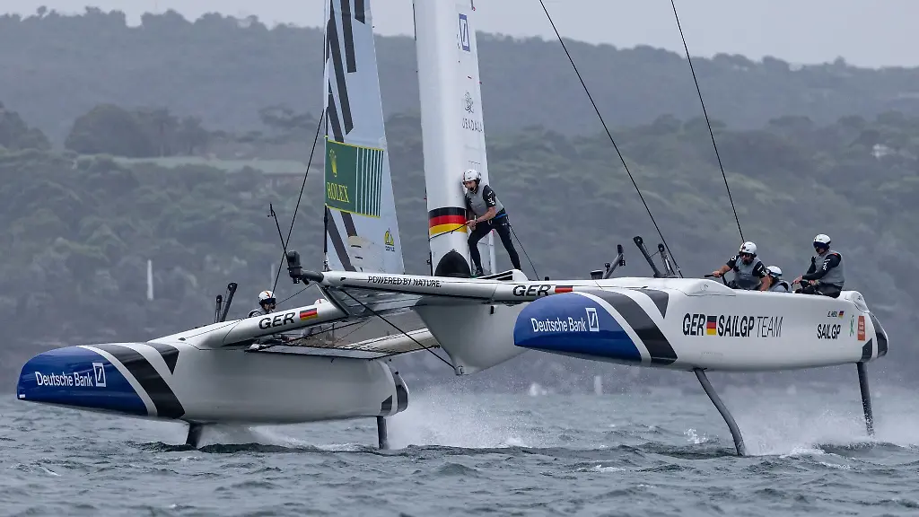 Das-deutsche-SailGP-Team-geleitet-von-Erik-Heil-ist-in-Aktion-am-ersten-Renntag-KPMG-Australia-Sail-Grand-Prix-im-Hafen-von-Sydney
