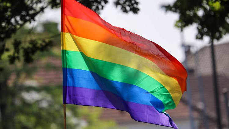 Die Regenbogenfahne ist international ein Symbol für Toleranz und das Akzeptieren der Vielfalt verschiedener Lebensweisen.