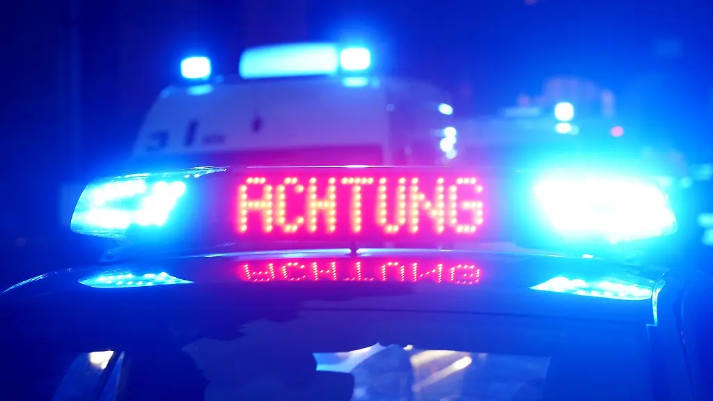 Achtung-ist-auf-dem-Dach-eines-Polizeiautos-zu-lesen