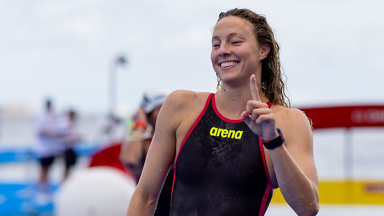 Im Freiwasser auf einer Strecke von zehn Kilometern zeigt sich Leonie Beck als strahlende Siegerin.