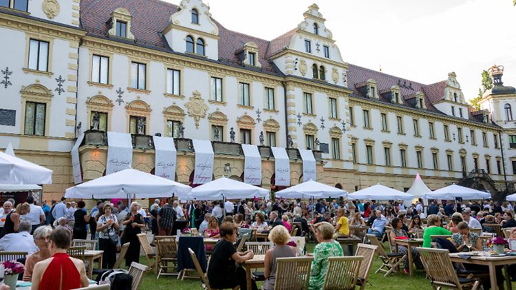 Seit 2003 gibt es die Schlossfestspiele in Regensburg. Im Garten des Fürstenschloss St. Emmeram sitzen Besucher kurz vor der nicht ganz so geplanten Premiere.