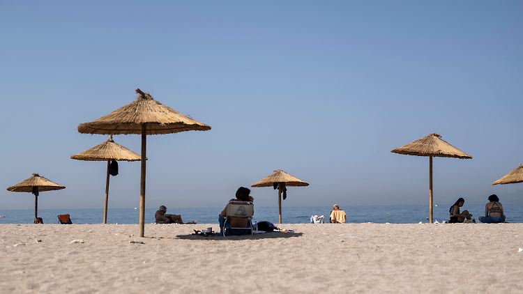 Manche mögen's heiß: Badegäste brutzeln an einem Strand bei Athen.