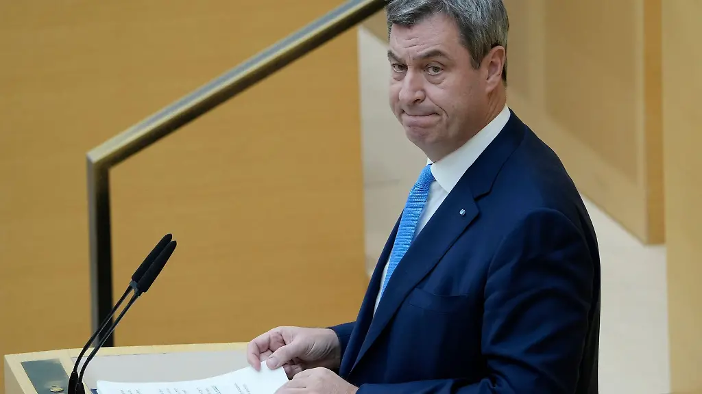 Markus-Soeder-CSU-Parteivorsitzender-und-Ministerpraesident-von-Bayern-haelt-waehrend-einer-Sitzung-des-bayerischen-Landtags-seine-erste-Regierungserklaerung-der-neuen-Wahlperiode
