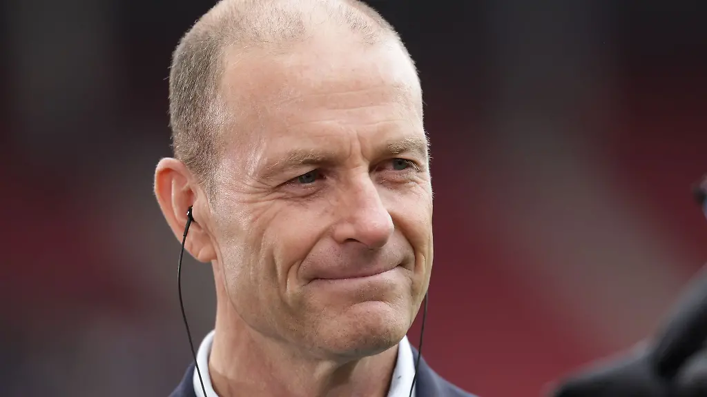 Jesse-Thorup-Trainer-des-FC-Augsburg-spricht-im-Interview