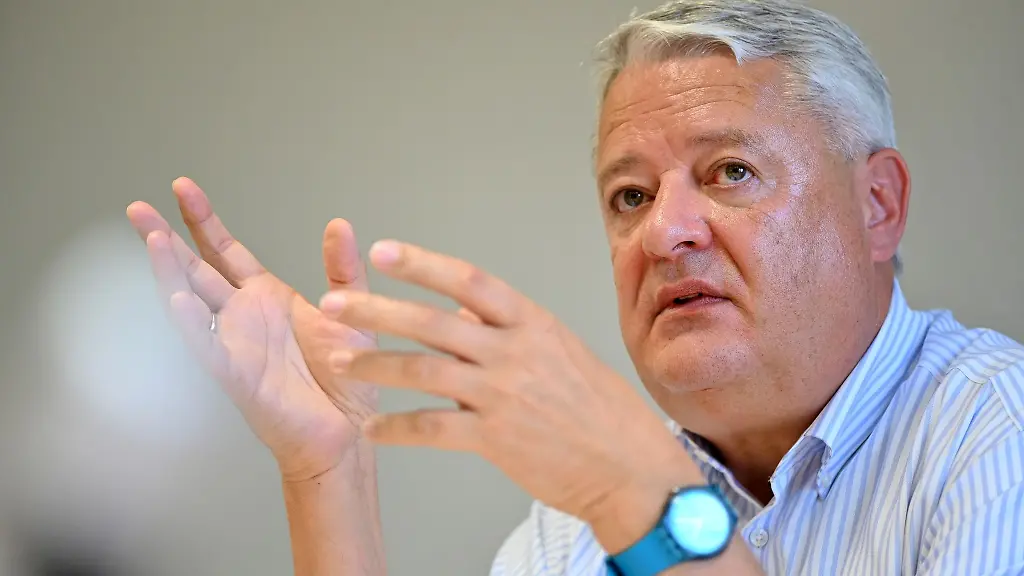 Lutz-Hasse-Landesbeauftragter-fuer-den-Datenschutz-spricht-waehrend-einer-Pressekonferenz