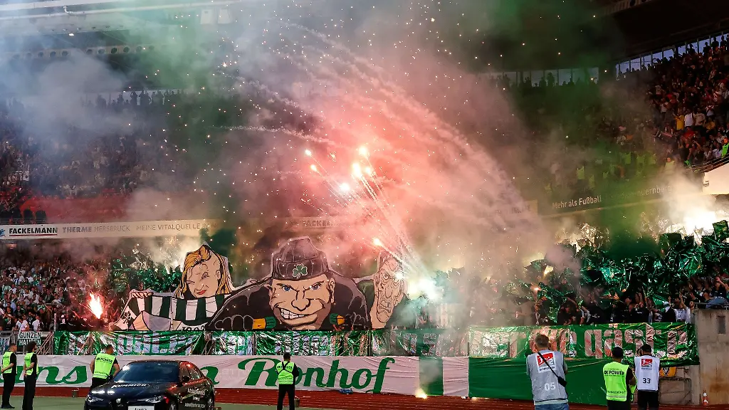 Fans-von-Greuther-Fuerth-sorgen-mit-dem-Abbrennen-von-Pyrotechnik-und-Feuerwerkskoerpern-fuer-eine-Spielunterbrechung