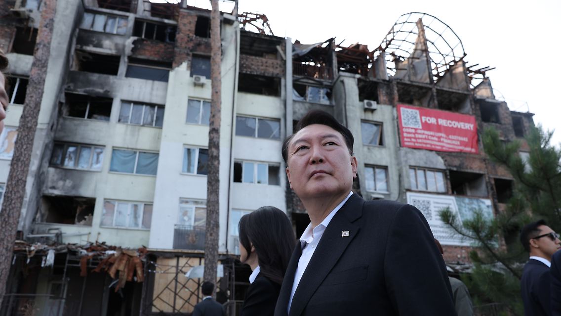 Vor seinem Treffen mit Selenskyj besucht der südkoreanische Präsident Butscha und Irpin.