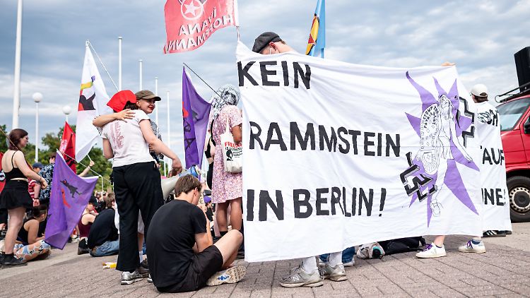 Drinnen jubeln Tausende Rammstein zu, vor dem Olympiastadion gibt es Proteste gegen das Konzert.