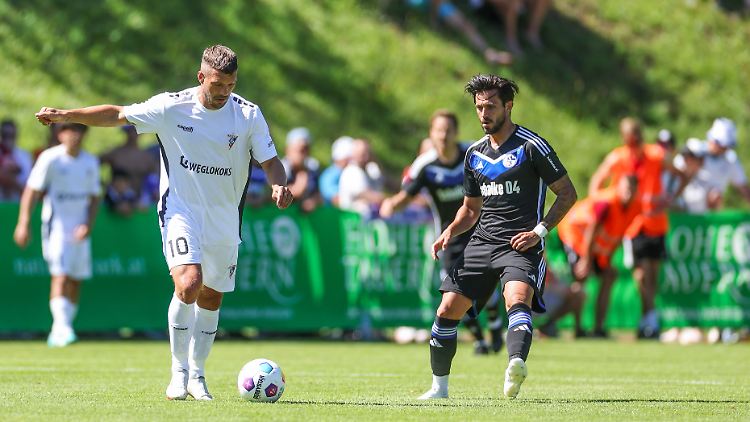Der inzwischen 38-jährige Podolski (l.) stand gegen Schalke immerhin in der Startelf.