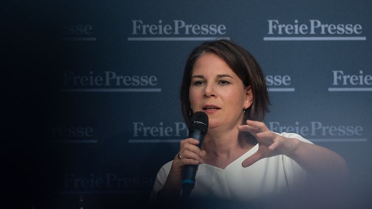 "Mit jedem Tag des Kriegs versuchen wir alles, was uns zur Verfügung steht, zu leisten, damit die Ukraine diesen Krieg gewinnen kann", sagt Baerbock.