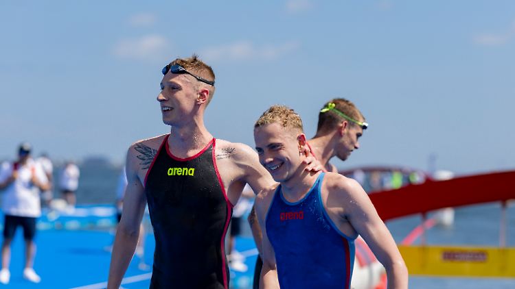 Florian Wellbrock (l) und Oliver Klemet sind nach ihrem erfolgreichen Rennen zu Scherzen aufgelegt. 