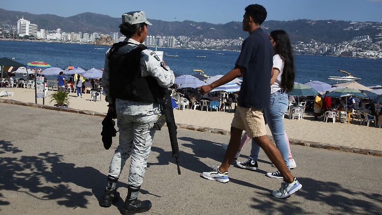 Ein Mitglied der Nationalgarde bewacht einen Strand in Acapulco.