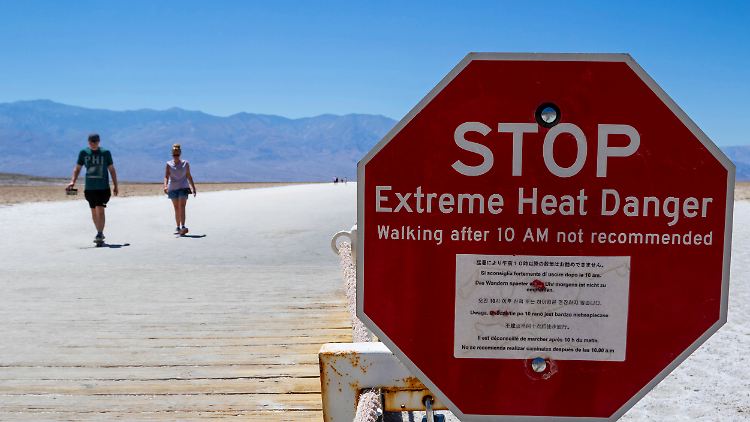 Spaziergänge nicht empfohlen: Ein Schild warnt im Death Valley in mehreren Sprachen vor der extremen Hitze.