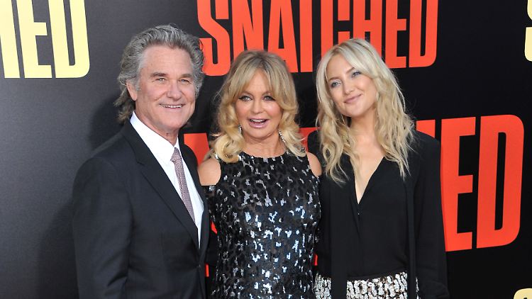 Goldie Hawn (M.) posiert mit Langzeitpartner Kurt Russell und Tochter Kate Hudson.