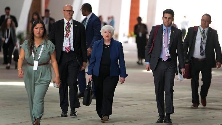 US-Finanzministerin Yellen bahnt sich ihren Weg zur Bühne im indischen Gandhinagar.