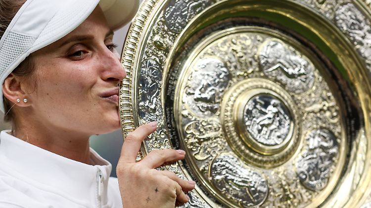 Vondrousova hält ihre Trophäe ganz fest.