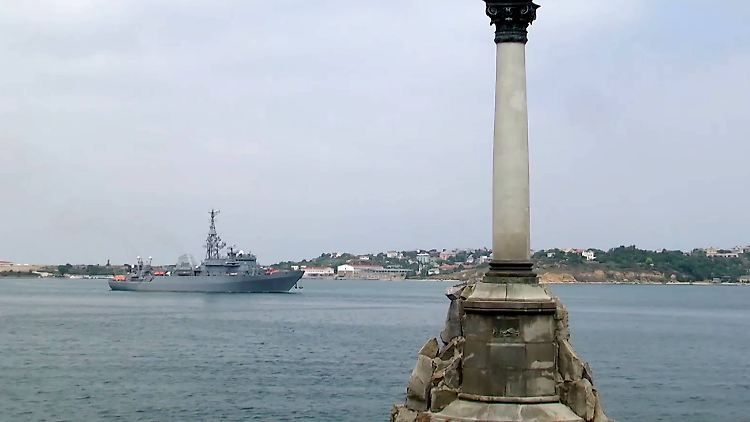 In Sewastopol hat die russische Schwarzmeerflotte ihren Hafen. Zwei der neun ukrainischen Drohnen seien über Wasser vernichtet worden, heißt es.