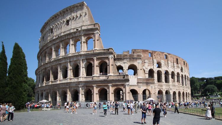 Das rund 2000 Jahre alte Kolosseum gehört zu den beliebtesten Touristenattraktionen Italiens.