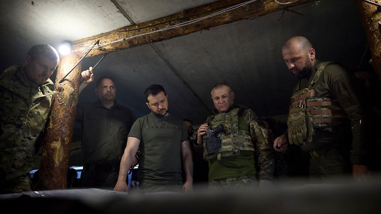 Im Juni hatte der ukrainische Präsident Wolodymyr Selenskyj Armeestellungen an der südlichen Frontlinie besucht.