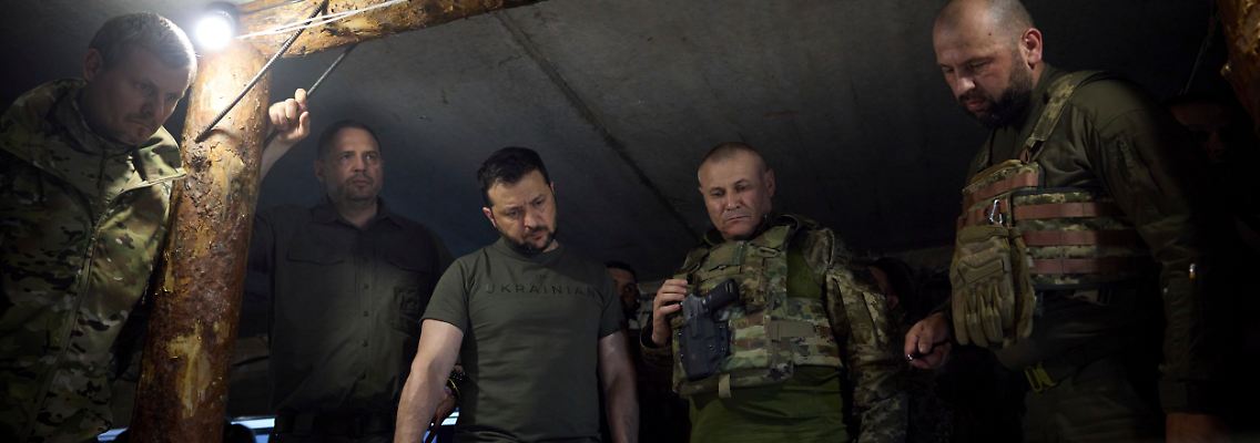 Im Juni hatte der ukrainische Präsident Wolodymyr Selenskyj Armeestellungen an der südlichen Frontlinie besucht.