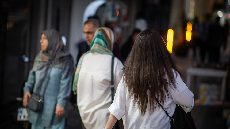 Im Iran werden die Kleidungsverschriften wieder streng kontrolliert.
