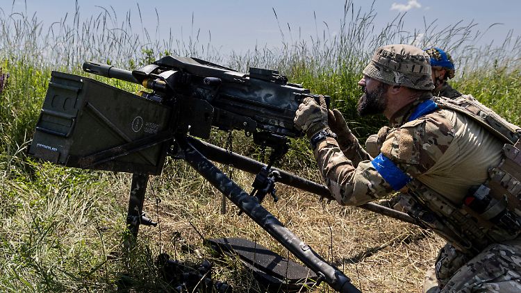 Ukrainische Soldaten nehmen russische Stellungen mit einem Granatwerfer unter Feuer.