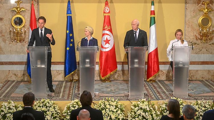 Mark Rutte (v.l.), Ursula von der Leyen, Kais Saied und Giorgia Meloni im Präsidentenpalast in Karthago.