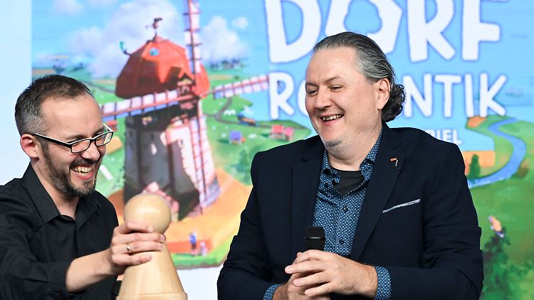 "Wir haben die letzten Tage wirklich gelitten und sind so glücklich - es ist unglaublich", sagte Lukas Zach (li.), der mit Michael Palm "Dorfromantik" als Brettspiel entwickelt hatte, bei der Preisverleihung.