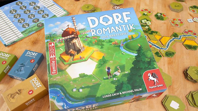 "Dorfromantik" ist ein kooperatives Legespiel, bei dem die Spielerinnen und Spieler mit Plättchen eine idyllische Landschaft geschickt zusammensetzen müssen.