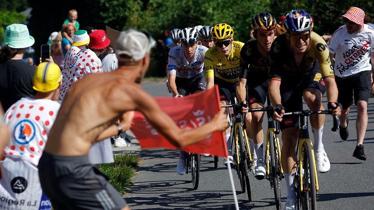 Immer wieder während der Tour de France kommen Zuschauer den Fahrern gefährlich nah.