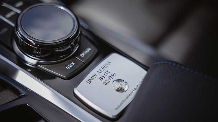 Jeder Alpina ist nummeriert, wie die Plakette bekundet. Bei 250 Stück ist Schluss im Falle des B5 GT. Schade.