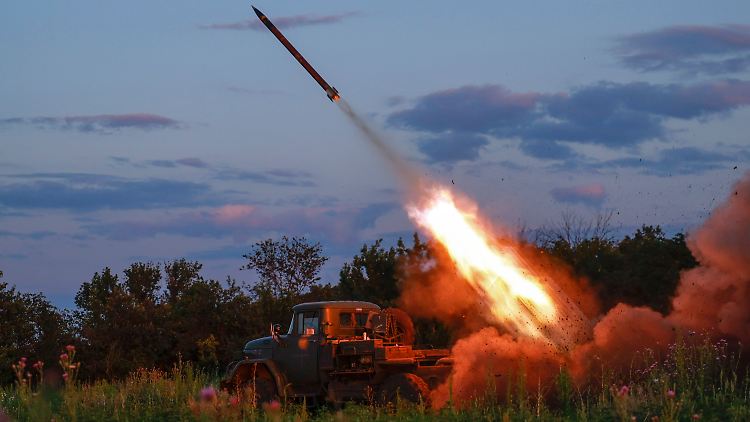 Ein Mehrfachraketenwerfer der ukrainischen Armee feuert Raketen auf russische Stellungen bei Bachmut.