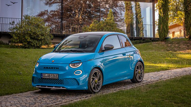 Der Abarth macht insbesondere im Lackton "Poison Blue" an. Gegenüber seinem konventionellen Fiat-Bruder rollt die scharfe Version mit einer aggressiveren Front an den Start.