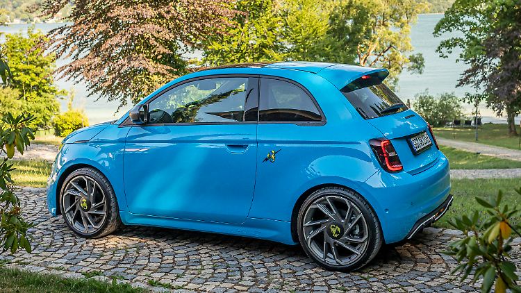 Der gelbe Skorpion prangt warnend an der Außenhaut: Der 500e kann als Abarth durchaus stechen, im übertragenen Sinne.