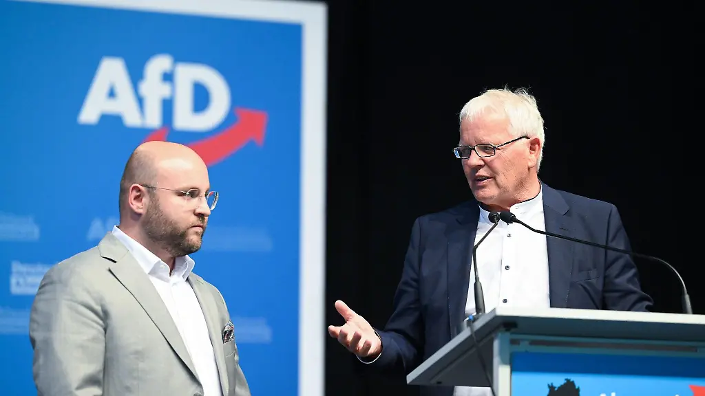 Markus-Frohnmaier-l-und-Emil-Saenze-Landesvorsitzende-der-AfD-Baden-Wuerttemberg-stehen-beim-AfD-Landesparteitag-gemeinsam-auf-dem-Podium