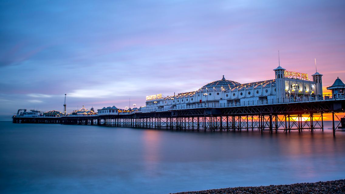 Das Wahrzeichen der Stadt liegt am Wasser: Der Brighton Palace Pier ...