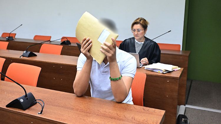 Der Angeklagte (l.) sitzt mit seiner Anwältin beim Prozessauftakt im Landgericht München.