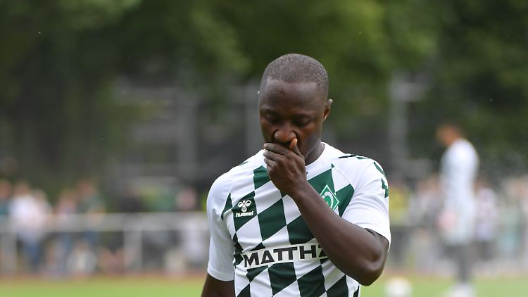 Das Aufwärmen vor dem Testspiel gegen den VfB Oldenburg musste Keita schon verletzt abbrechen.